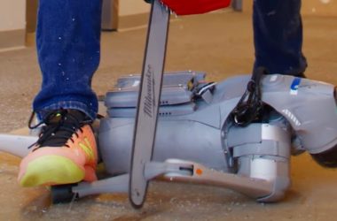 Regardez ce robot se faire naufrage par une tronçonneuse… puis s'adapter
