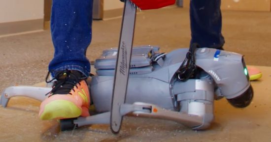 Regardez ce robot se faire naufrage par une tronçonneuse… puis s'adapter
