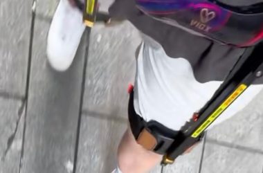 Regardez la joie d'un touriste d'essayer ces «jambes robotiques» pour la randonnée