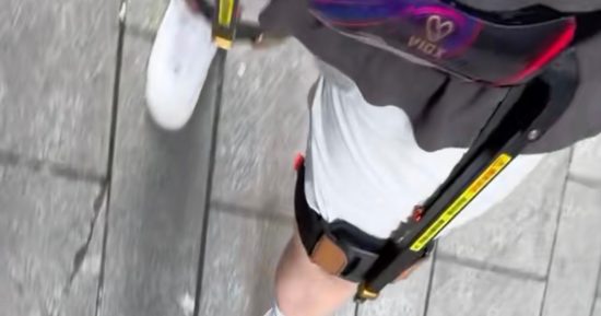 Regardez la joie d'un touriste d'essayer ces «jambes robotiques» pour la randonnée