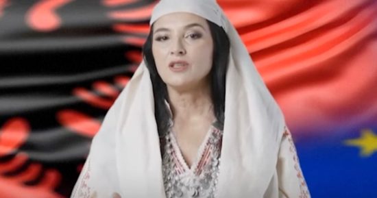 Regardez le premier ministre mondial alimenté par l'IA prononcer un discours