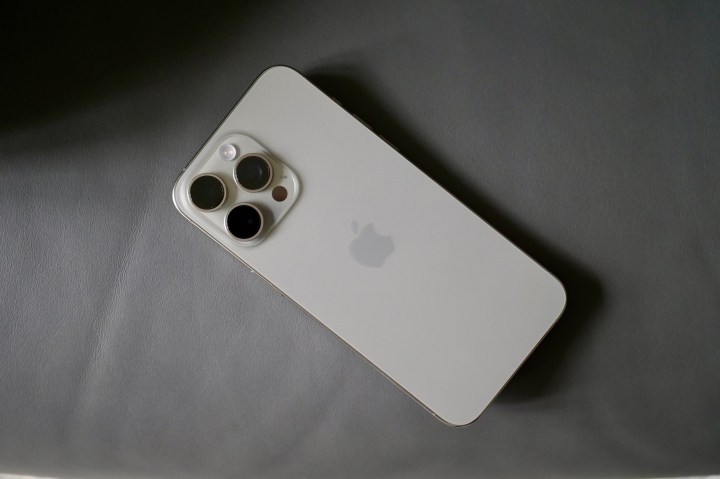 L'arrière de l'iPhone 15 Pro Max.