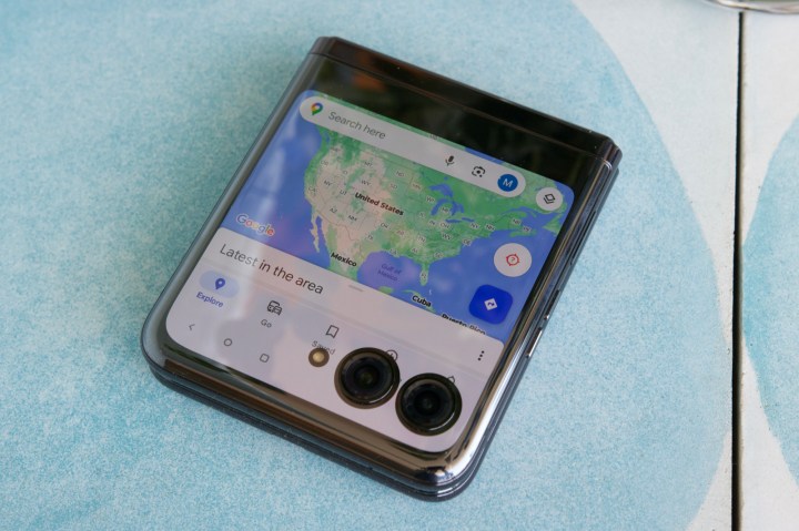 Google Maps sur l'écran externe du Motorola Razr Plus.