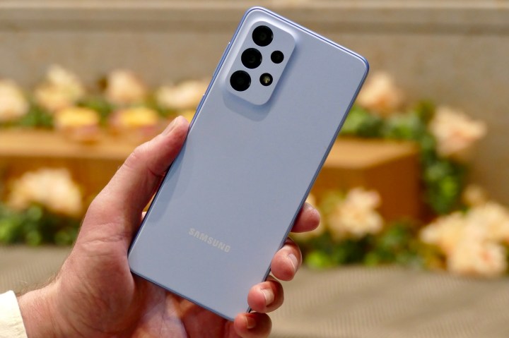 Vue arrière du Samsung Galaxy A53 5G bleu.