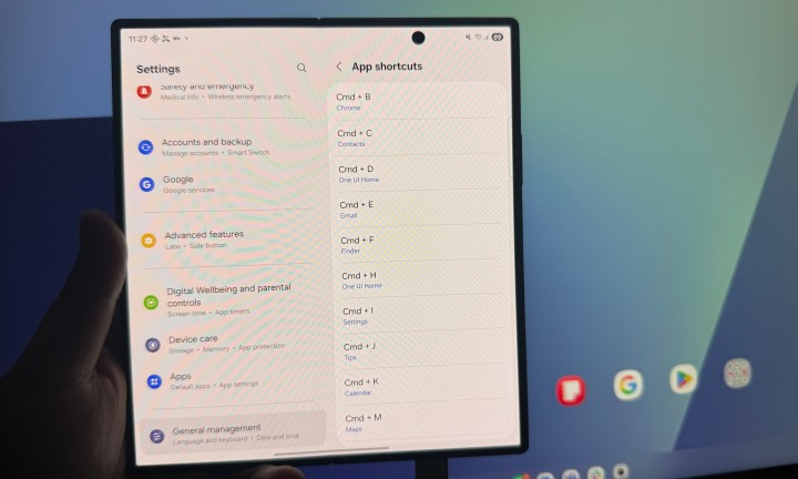 Accéder à Samsung DeX avec un moniteur connecté au Galaxy Z Fold 7.