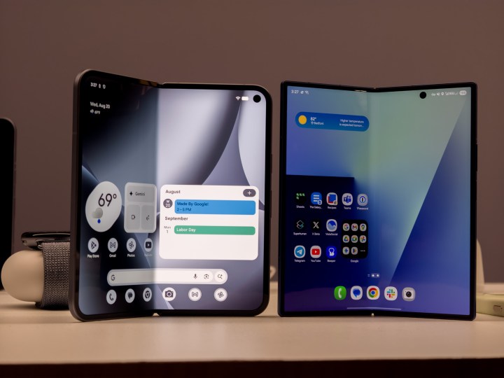 Écran principal du Google Pixel 10 Pro Fold contre le Galaxy Z Fold 7