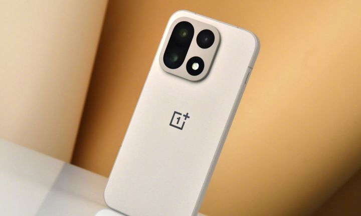 Voici le OnePlus 15 dans un rendu officiel.