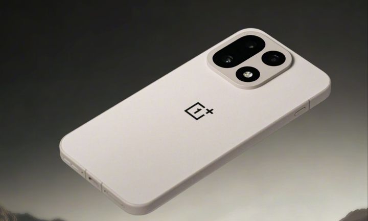 Le OnePlus 15 fait surface via un rendu officiel.
