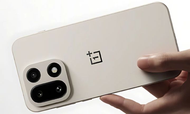Vue inclinée du OnePlus 15.