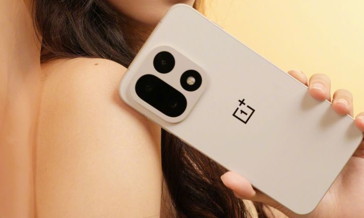 OnePlus 15 brise la couverture dans un rendu officiel.