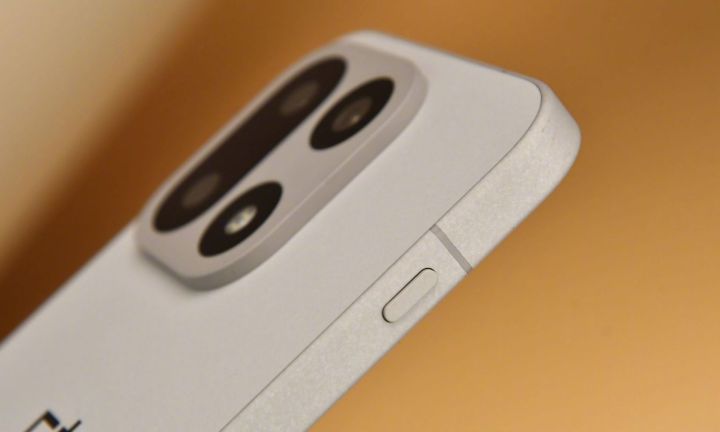 Vue latérale du OnePlus 15.