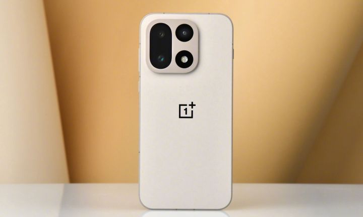 OnePlus 15 en couleur dune de sable. 