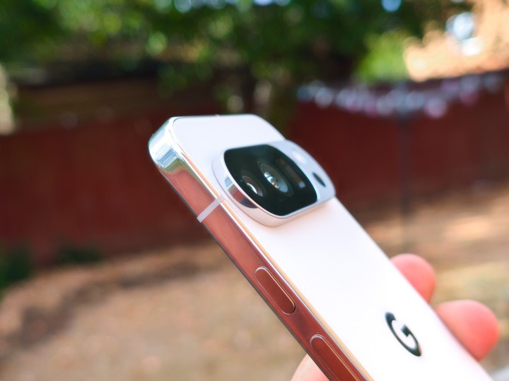 Vue rapprochée du module caméra du Pixel 10 Pro. 