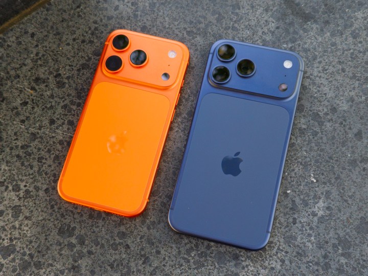 Apple iPhone 17 Pro en Cosmic Orange à côté de l'iPhone 17 Pro Max en Deep Blue