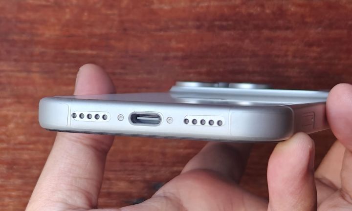 Port de chargement sur iPhone 17 Pro.