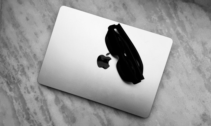 Lunettes Viture Luma Pr XR et MacBook Air.