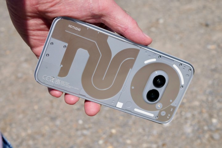 Une personne tenant le Nothing Phone 2a Plus.