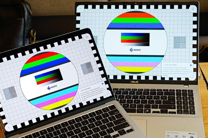 Ordinateur portable Asus Vivobook 16 X1607QA Copilot+ avec puce Qualcomm Snapdragon X ARM 64 sur une surface en bois à côté de l'Apple MacBook Air M4.