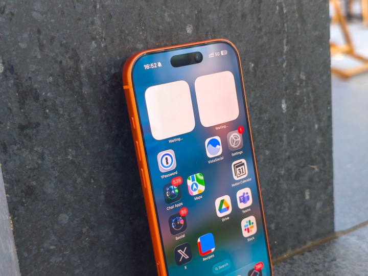 iPhone 17 Pro en orange.