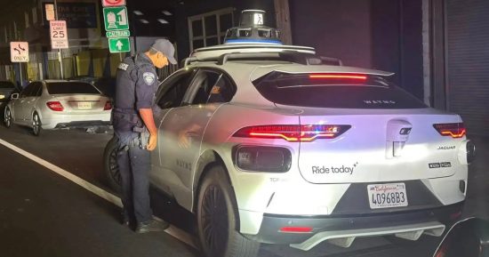 Les flics ont arrêté un robotaxi vide pour une violation. Que s'est-il passé ensuite?