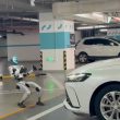 Regardez ce petit robot humanoïde tirer une voiture avec facilité