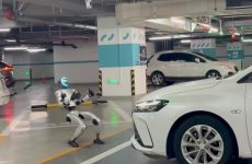 Regardez ce petit robot humanoïde tirer une voiture avec facilité