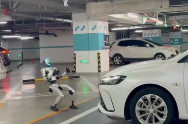 Regardez ce petit robot humanoïde tirer une voiture avec facilité