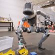 Regardez ce robot humanoïde montrer sa nouvelle main avancée