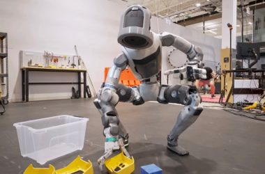 Regardez ce robot humanoïde montrer sa nouvelle main avancée