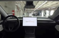 Regardez cette Tesla se rendre hors de la ligne de production avec aplomb