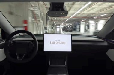 Regardez cette Tesla se rendre hors de la ligne de production avec aplomb