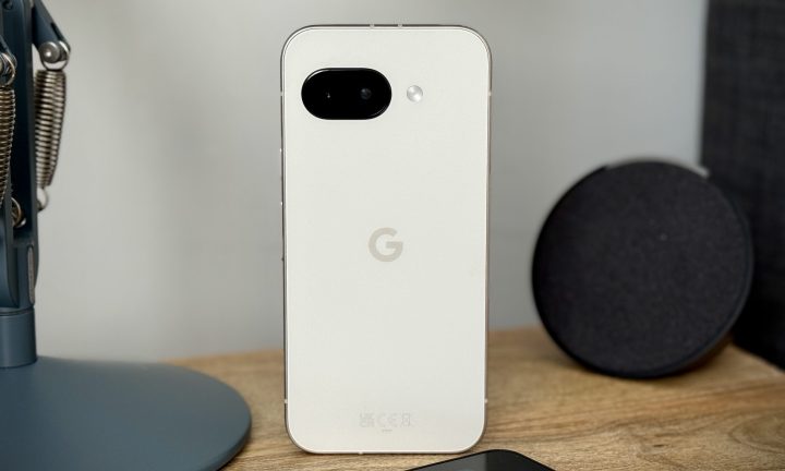 L'arrière du Pixel 9a.