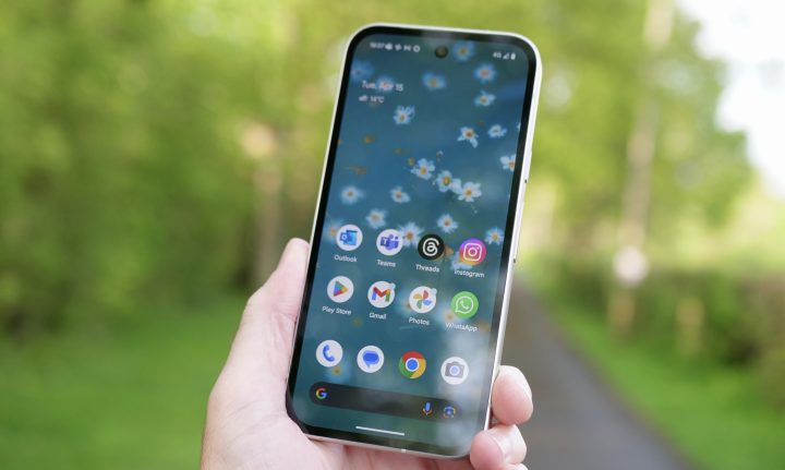 Une personne tenant le Google Pixel 9a.