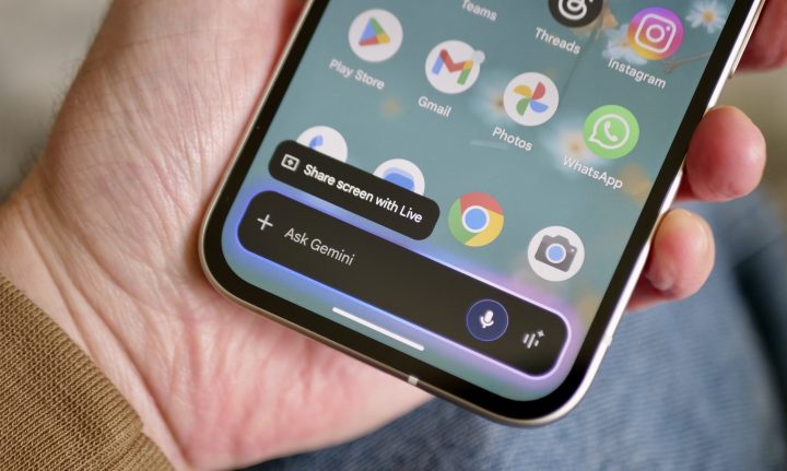 Une personne utilisant Google Gemini sur le Google Pixel 9a.