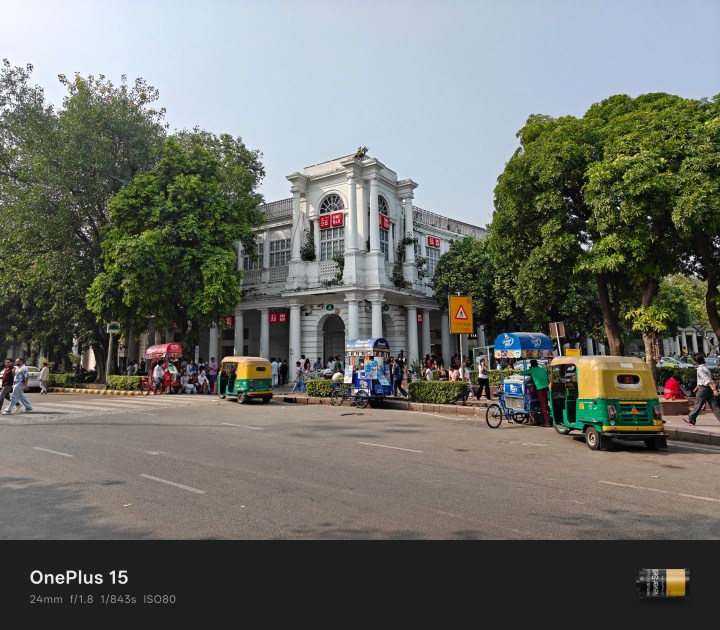 Échantillon de lumière du jour provenant de la caméra OnePlus 15 d'un bâtiment.