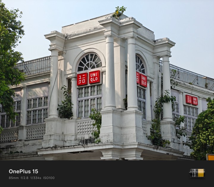 Échantillon de lumière du jour provenant de la caméra OnePlus 15 d'un bâtiment avec un zoom 3,5x.