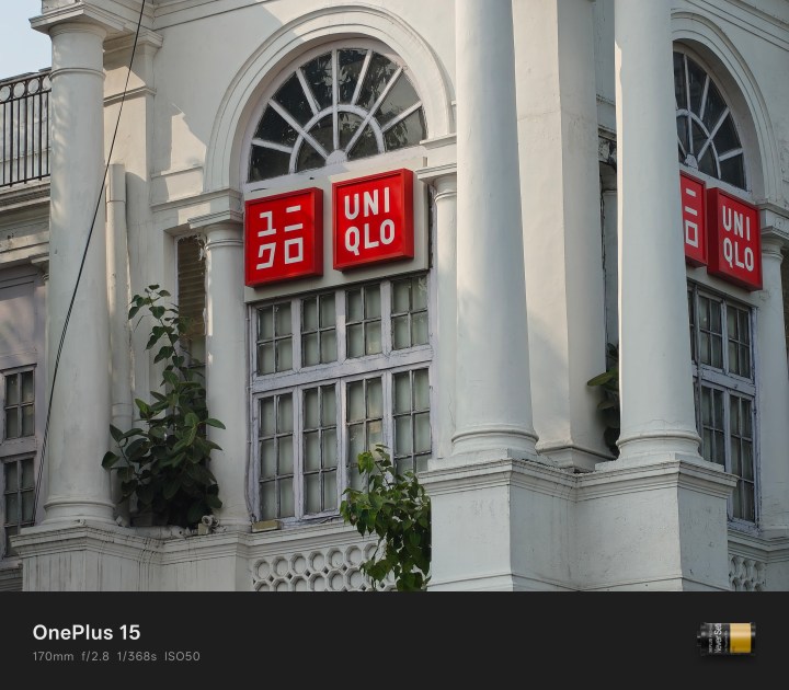 Échantillon de lumière du jour provenant de la caméra OnePlus 15 d'un bâtiment à portée de zoom numérique.