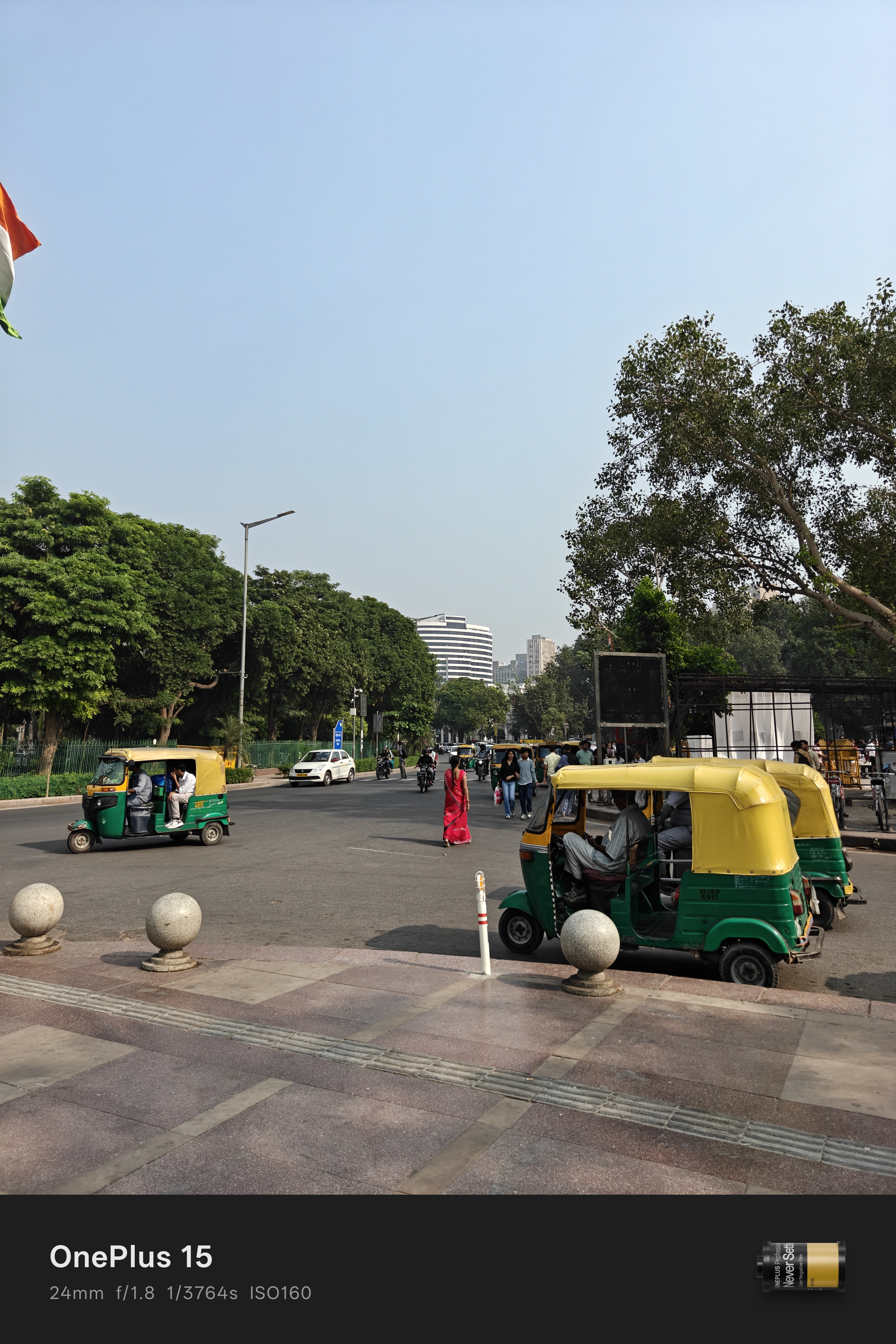 Échantillon de lumière du jour provenant de la caméra OnePlus 15 d'un bâtiment blanc.