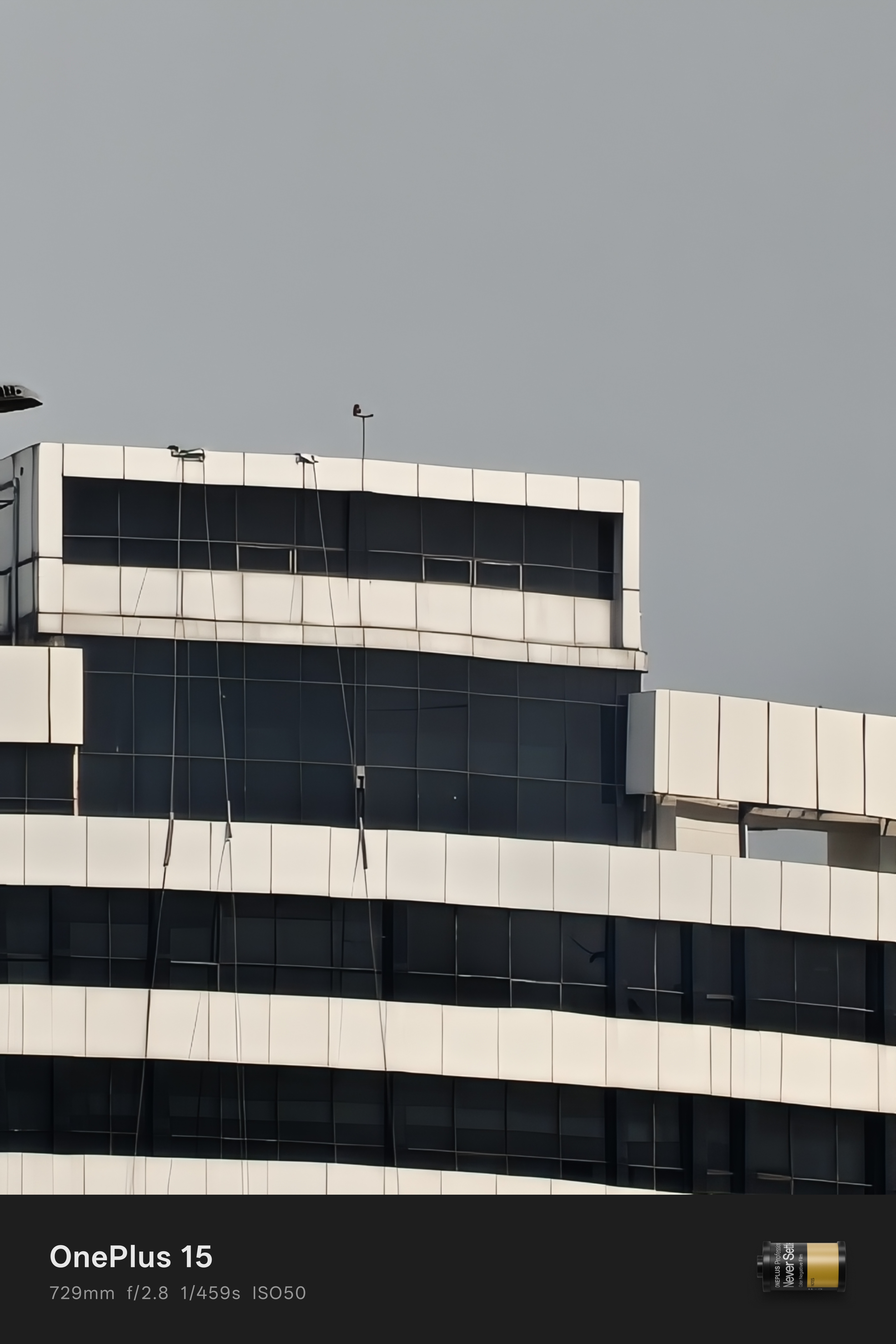 Échantillon de lumière du jour provenant de la caméra OnePlus 15 d'un bâtiment blanc avec un zoom 30x.