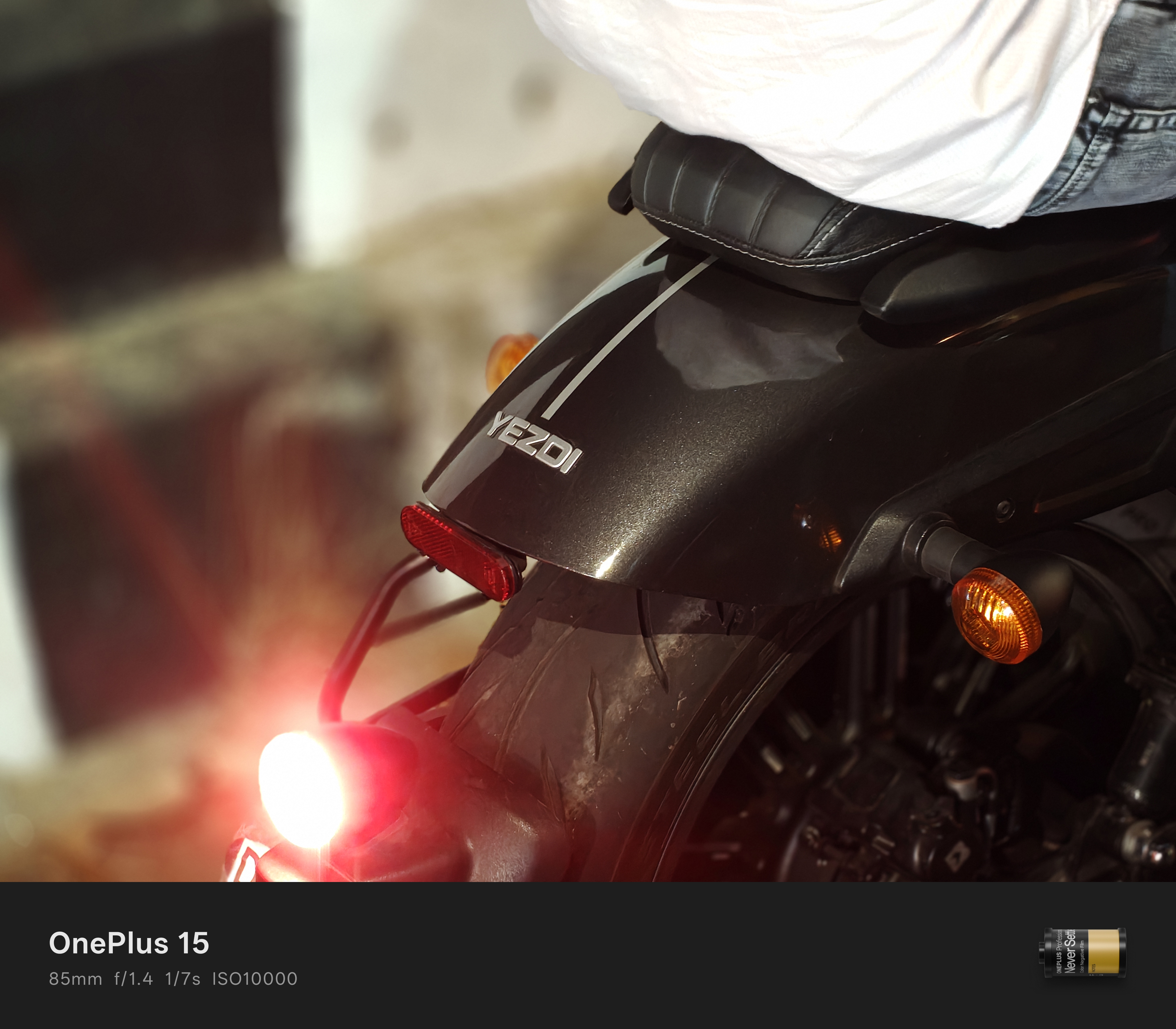 Échantillon d'appareil photo portrait de OnePlus sur la route.