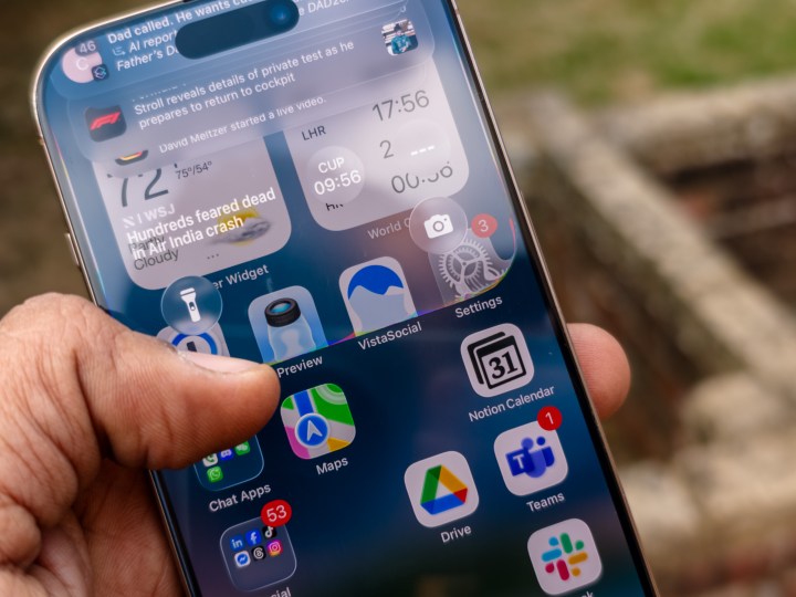 Faites défiler vers le bas pour révéler le centre de notification dans Liquid Design sur la version bêta 1 du développeur iOS 26 fonctionnant sur l'iPhone 16 Pro