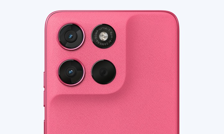 Module de caméra Moto G57 Power de couleur rose.