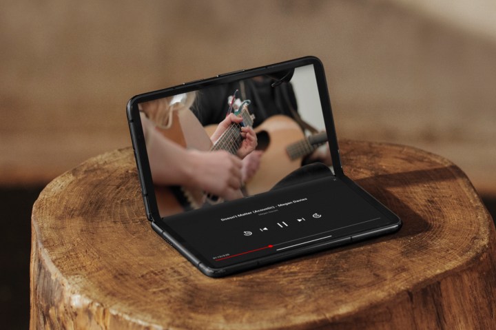 Google Pixel Fold, en mode Table, avec l'application YouTube ouverte.