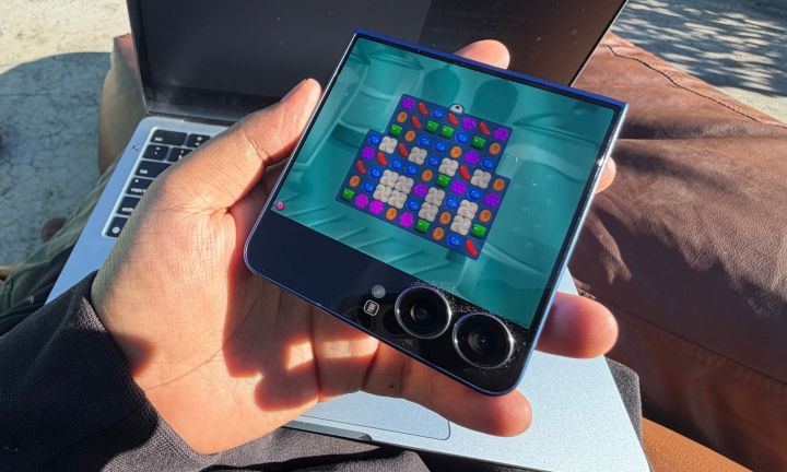 Jouer à des jeux sur l’écran de couverture du Samsung Galaxy Z Flip 7.