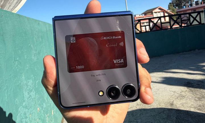 Carte de crédit sur l’écran de couverture du Samsung Galaxy Z Flip 7.