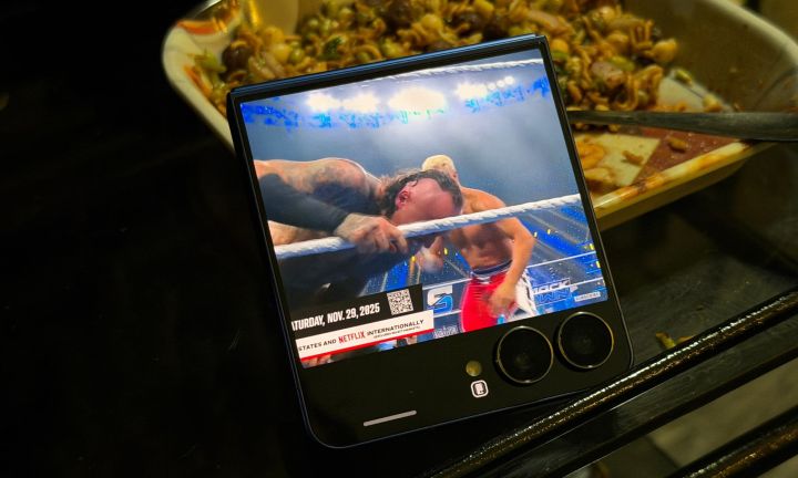 Regarder YouTube sur l’écran de couverture du Samsung Galaxy Z Flip 7.