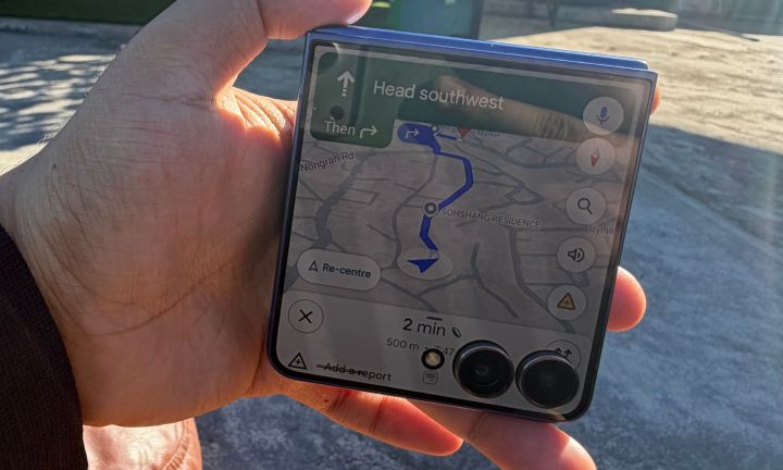 Google Maps sur l’écran de couverture du Samsung Galaxy Z Flip 7.
