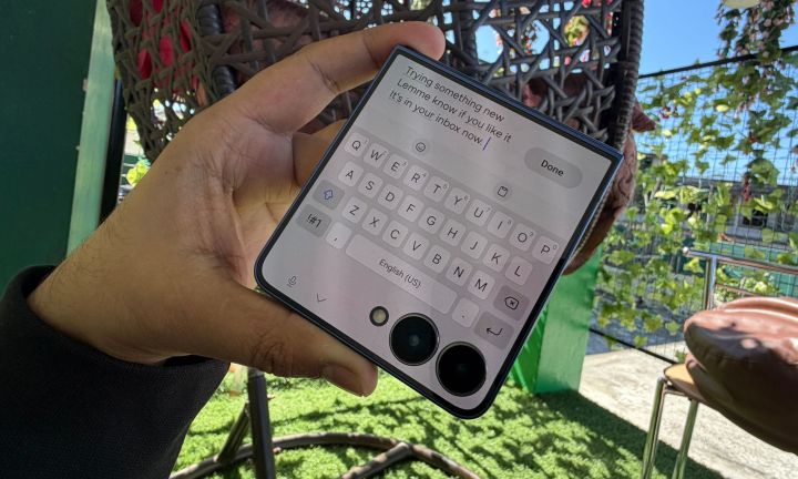 Clavier sur l'écran de couverture du Samsung Galaxy Z Flip 7.