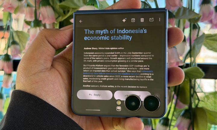 Lecture de Gmail sur l'écran de couverture du Samsung Galaxy Z Flip 7.