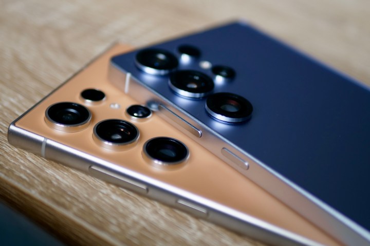 Les appareils photo du Samsung Galaxy S24 Ultra et du Galaxy S25 Ultra.